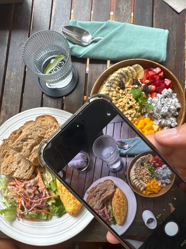 Late night breakfast documented at Đà Nẵng restaurant