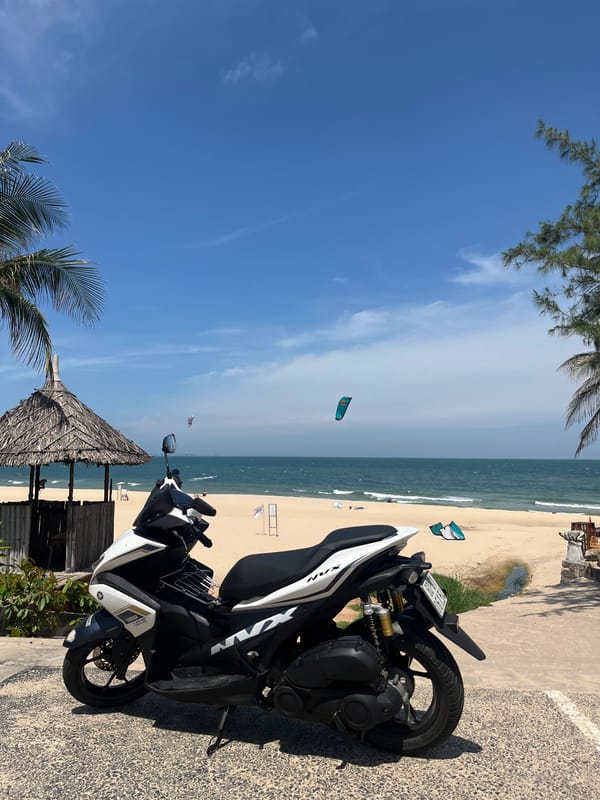 Kitesurfing setup and street art exploration in Mũi Né