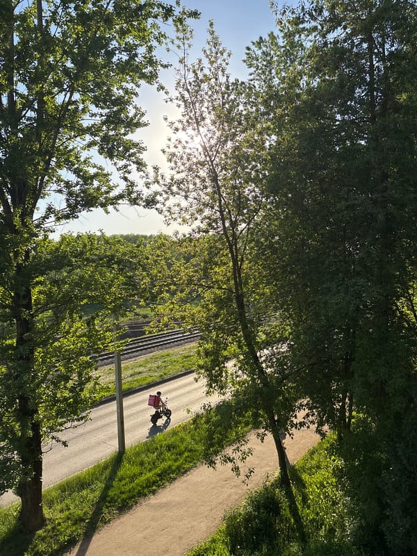 Rusanovo resident captures afternoon park visit, drawings, selfie