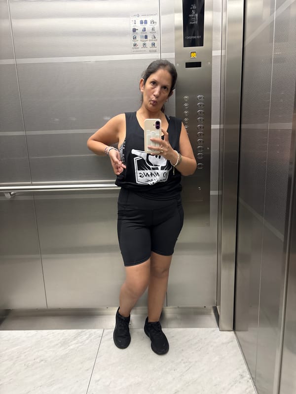 Woman documents gym visit with elevator selfies in Peru