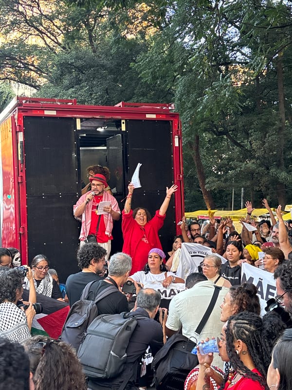 Political demonstration uses red truck as stage in São Paulo