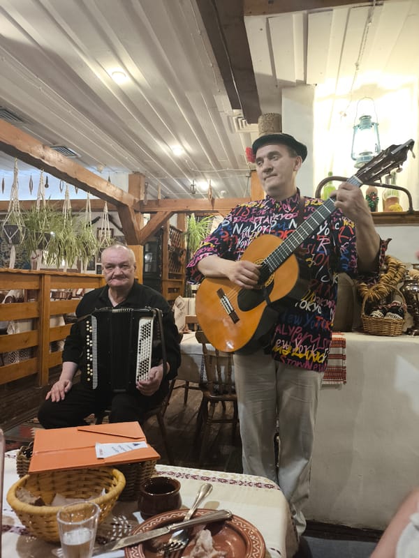 Musical duo performs at Moscow restaurant with floral-adorned patron