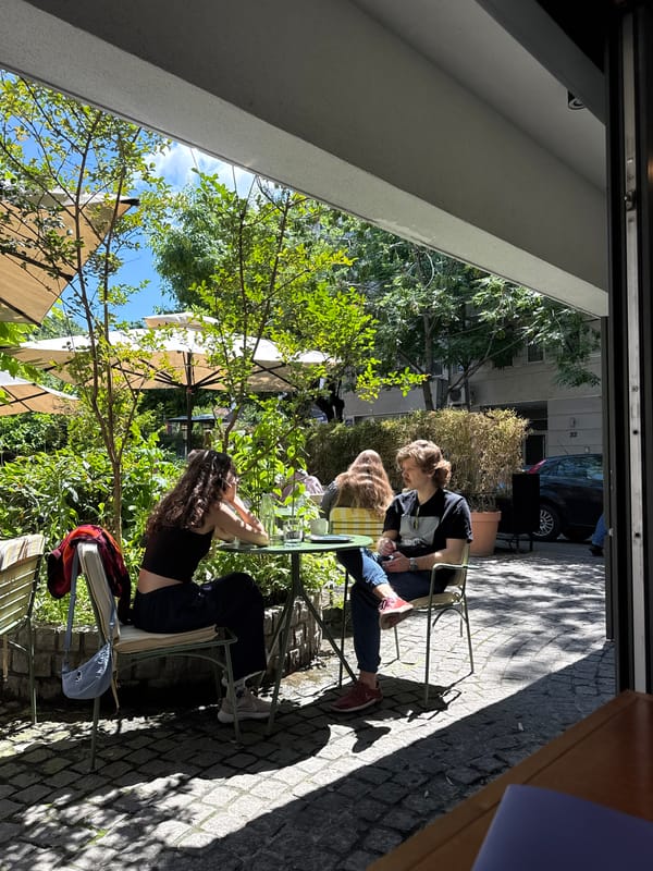 Morning café scene documented by witnesses in Belgrade