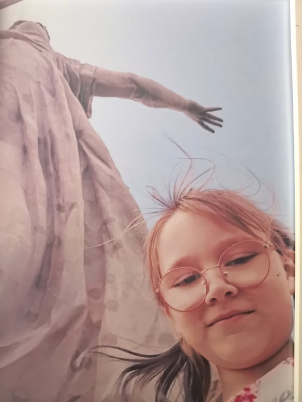 Girl photographed near statue, Thai herbal remedy documented in Kamenka