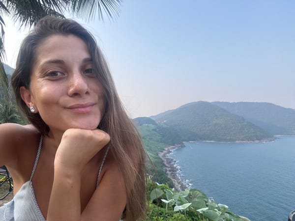 Tourist moments captured at Đà Nẵng scenic overlook