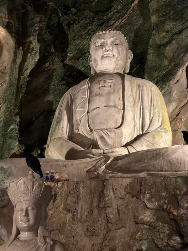 Tourist captures Buddha statue at Đà Nẵng's Marble Mountains cave