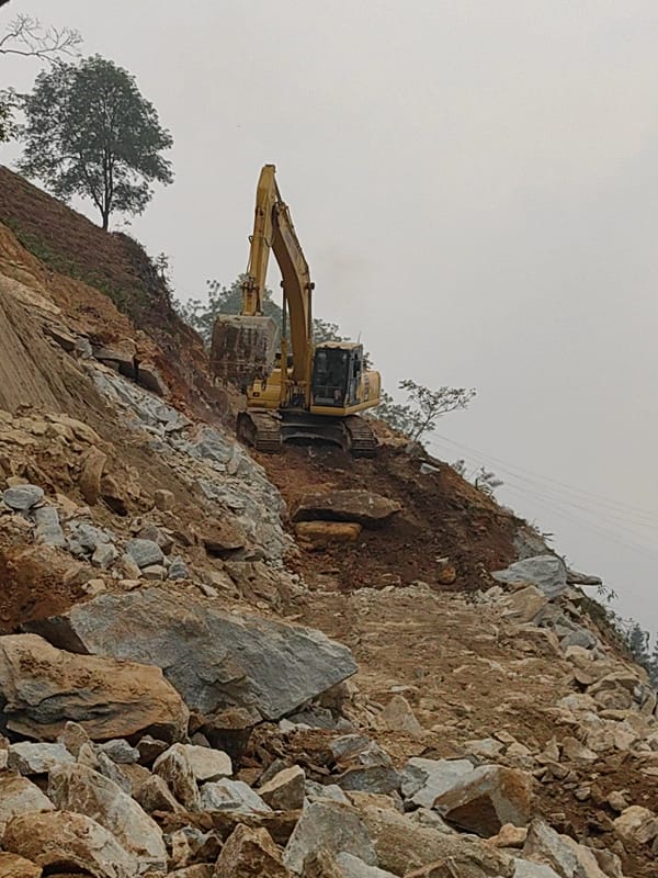 Road clearing underway after rockfall in northern Vietnam