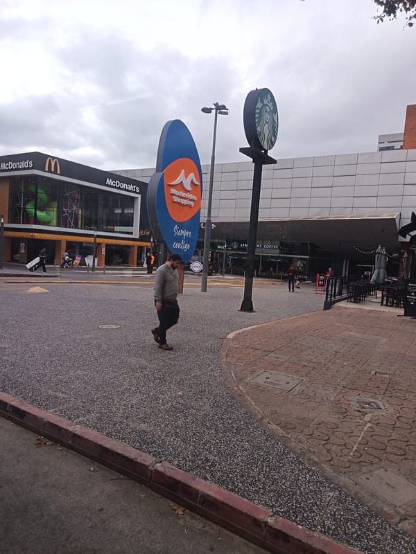Urban scene documented at Montevideo Shopping mall area