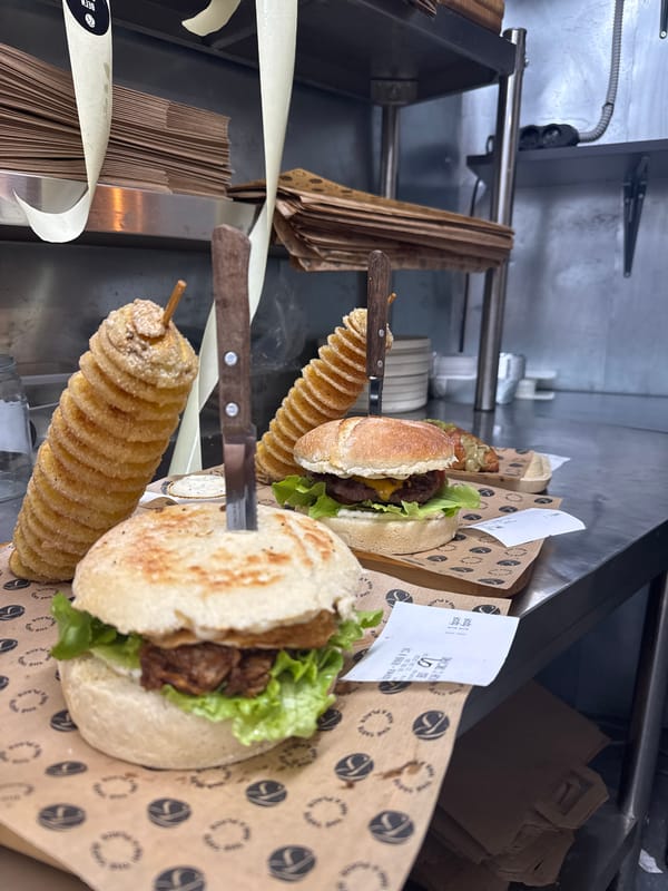 Hamburgers and spiral potatoes served with knives documented