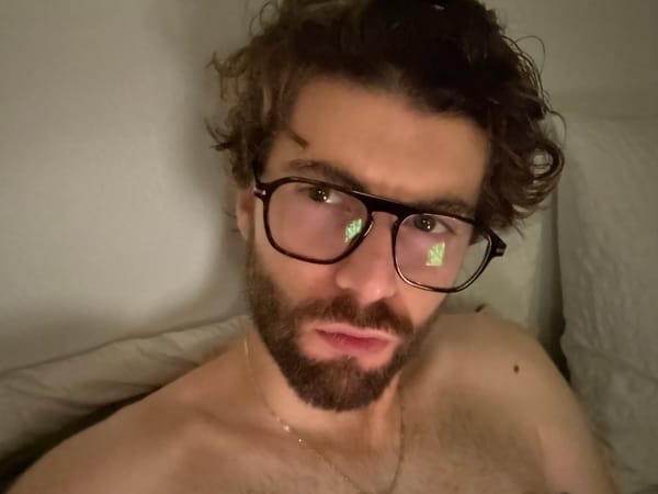 Man resting on pillow observed in Montreal early morning