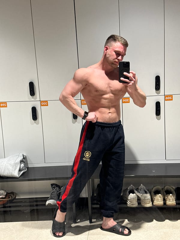 Man takes flexing selfie in Perm locker room