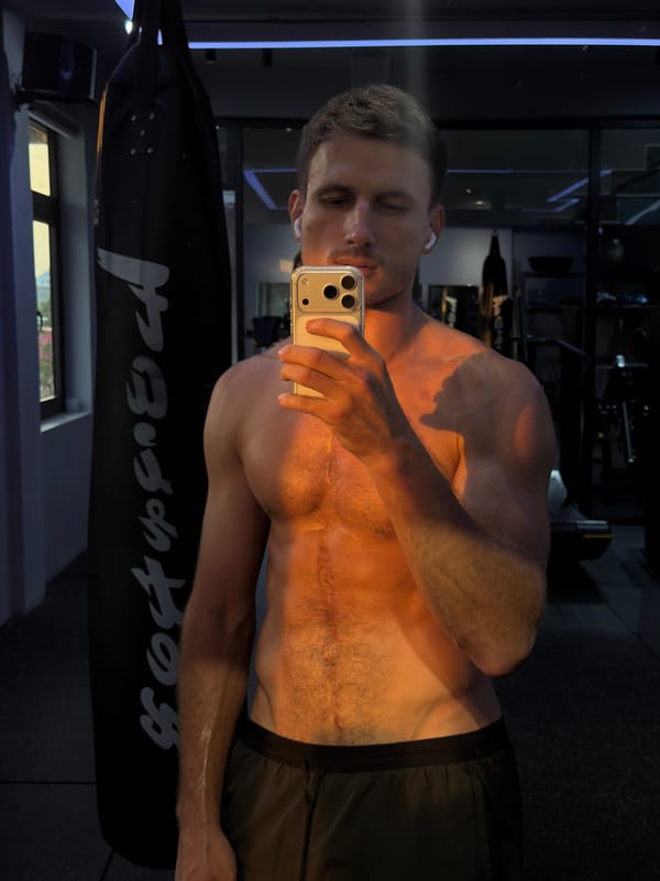 Man Takes Gym Selfie in Đà Nẵng Fitness Center