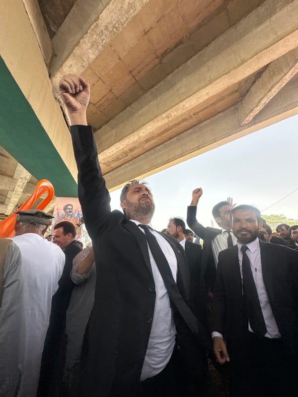 Lawyers rally under Quetta overpass in vocal street protest