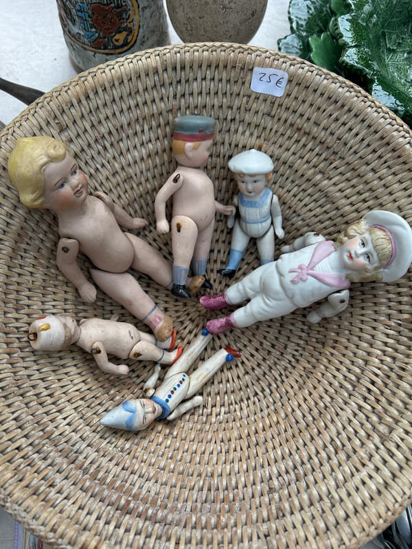 Man with opera glasses spotted in Paris wearing distinctive attire