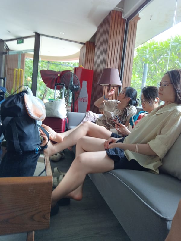 Chilling at a Đà Nẵng café lounge, luggage in tow