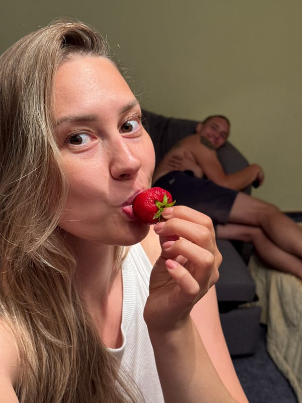 Strawberries in Nebug: a casual summer snack moment