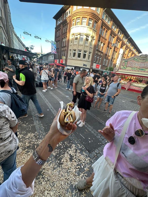 Live music, hot air balloons, and hot dogs at a Kiel summer event