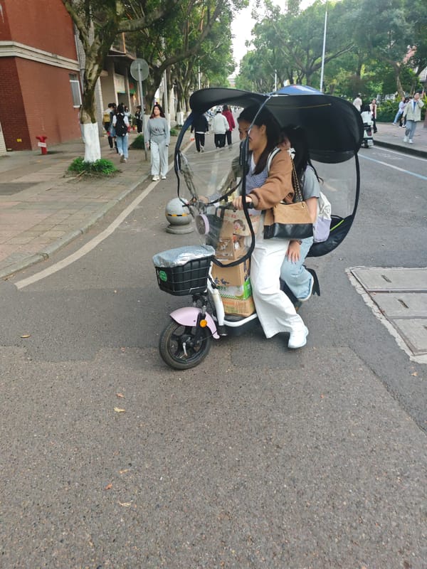 Daily life documented in Chongqing High-tech Zone streets