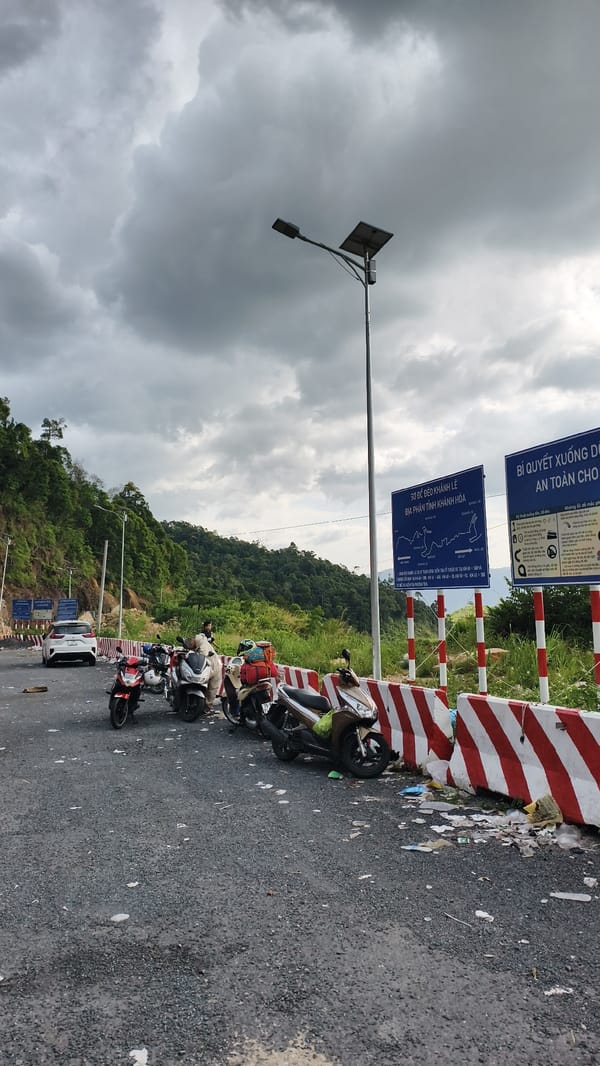 Roadside stop amid misty mountains in Nam Khanh Vinh, Vietnam