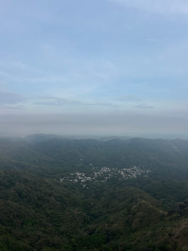 Misty evening conditions documented across Planes de Renderos mountainside