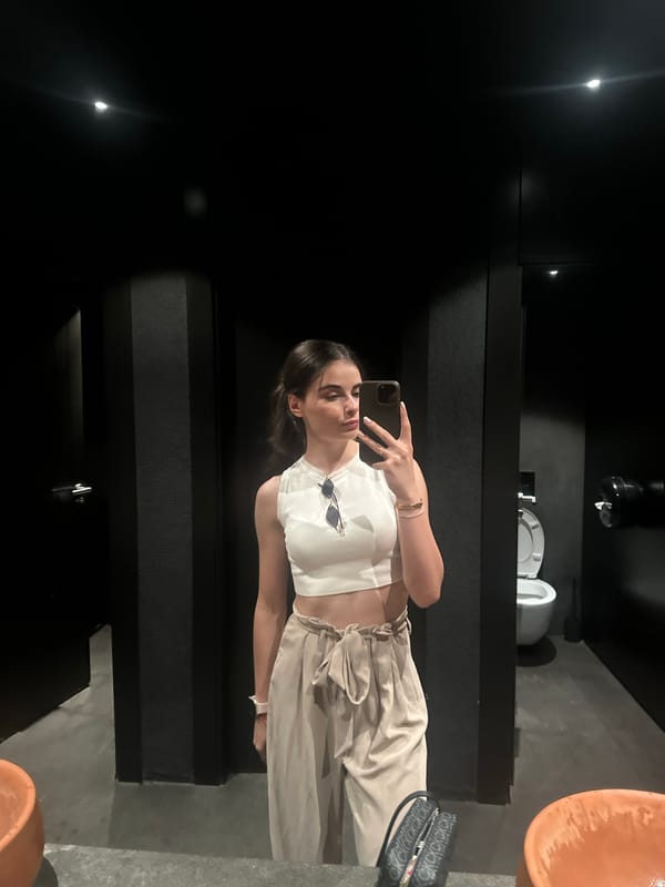 Afternoon at a flower-decorated café with selfies and sculptural décor