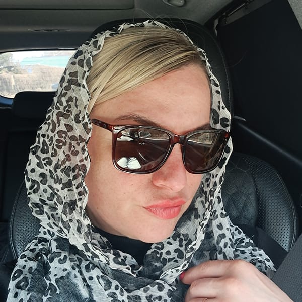 Woman in leopard scarf observed in car in Elektrougli