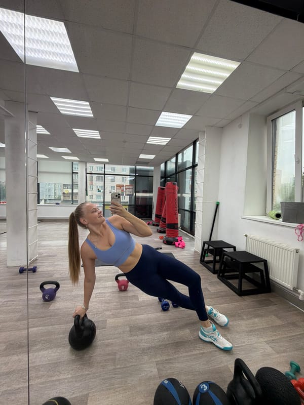 Woman exercises, takes selfies at Izhevsk gym early morning