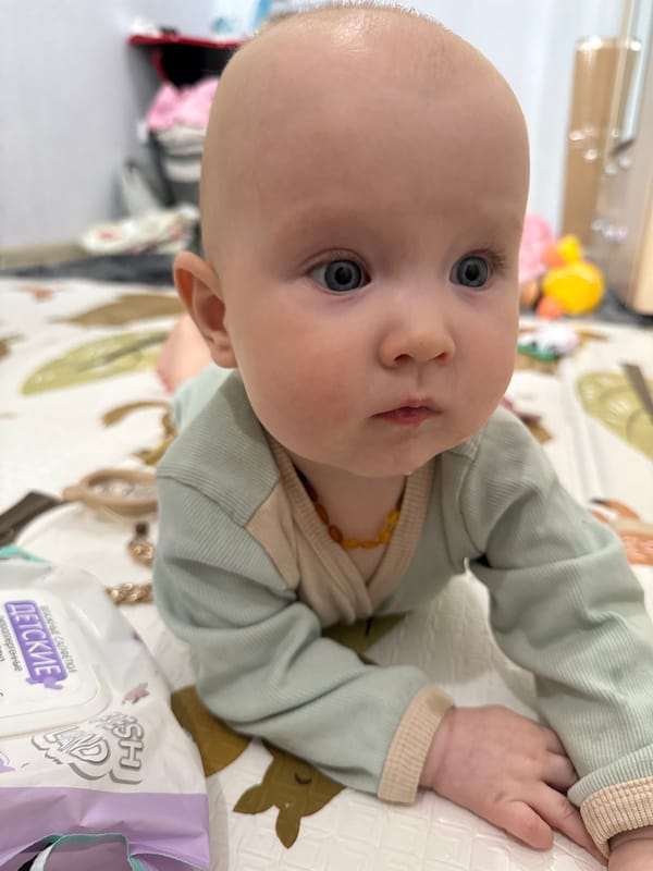 Morning domestic photography session captures baby and heterochromic cat in Yakutsk nursery