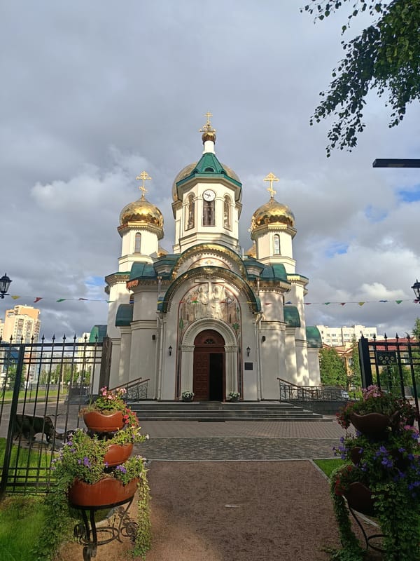 Lazy summer afternoon in a Saint Petersburg park