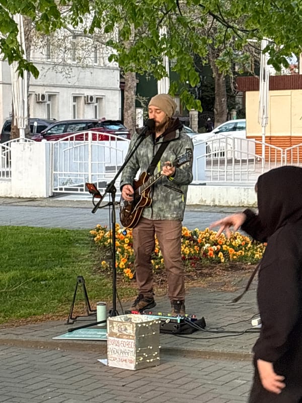Street musician draws dancing children in Gelendzhik park performance