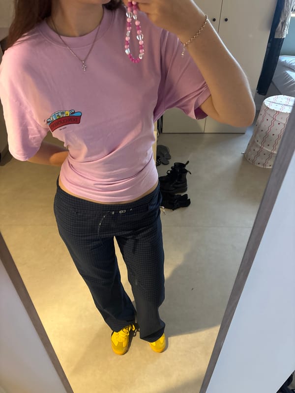Casual fashion moment captured in Getafe mirror reflection
