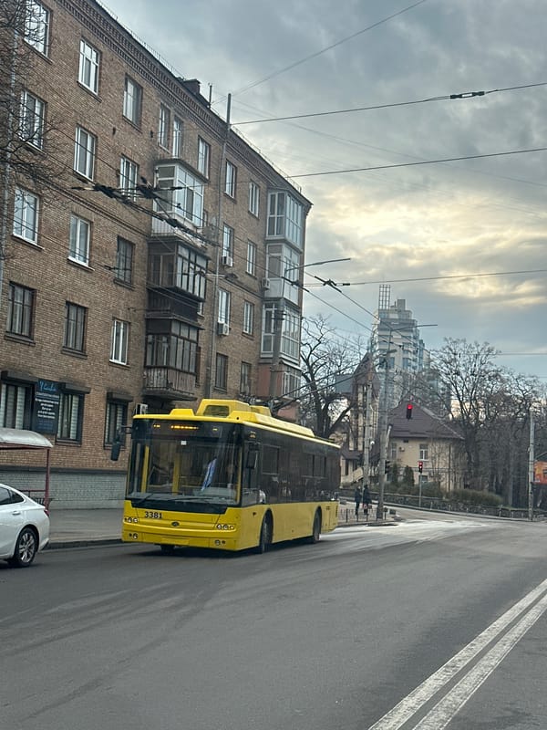 Morning street scenes documented across Kyiv neighborhoods