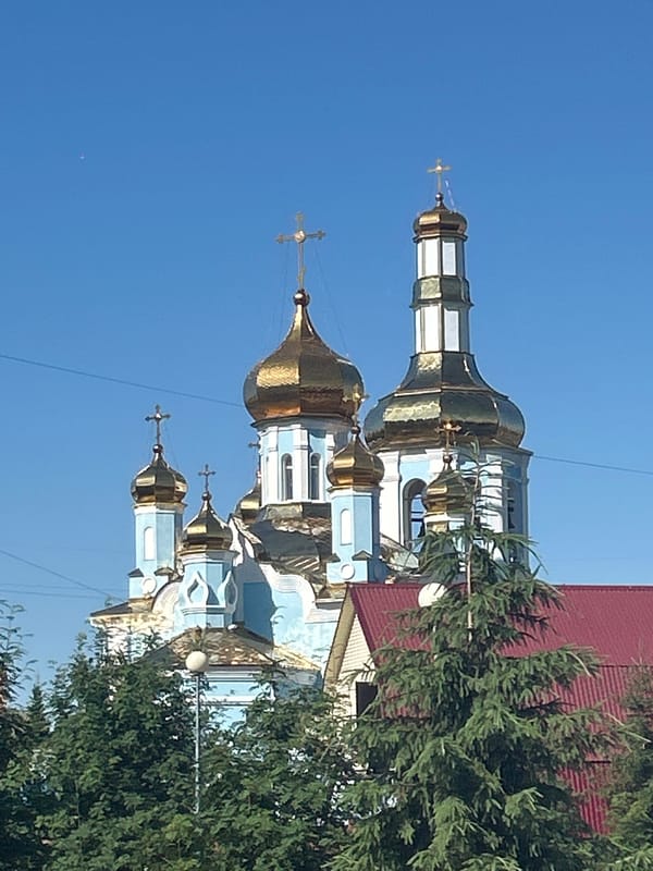 Churches, parks, and new construction across a Kemerovo summer day
