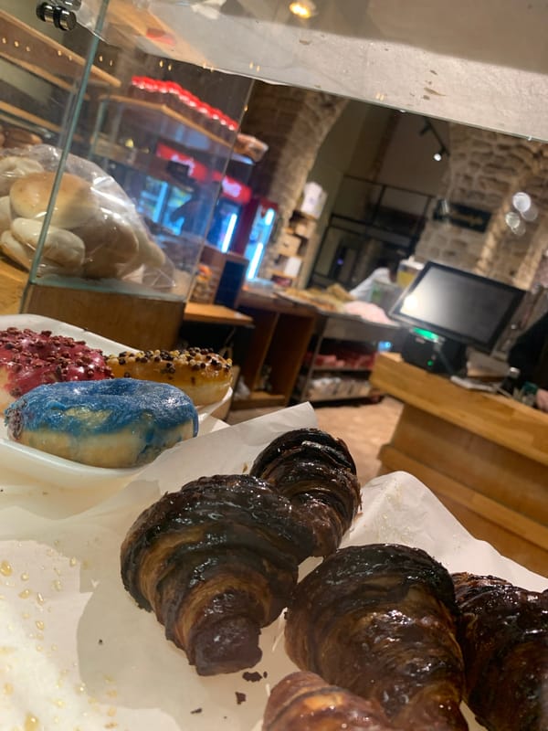 Routine nighttime street scenes documented across Tel Aviv