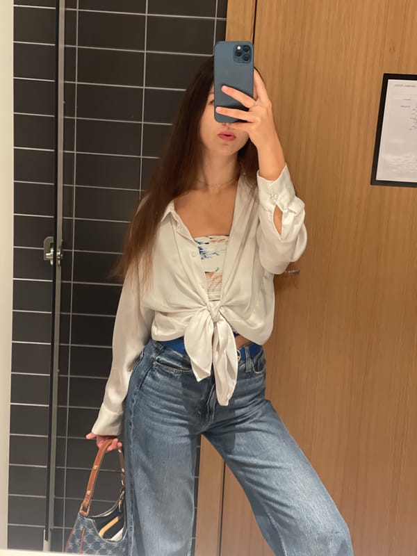 Woman takes morning selfies around Valencia streets
