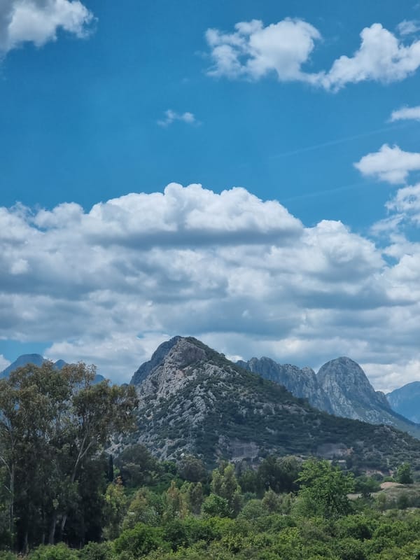Sky photography captured in Konyaaltı shows scattered cumulus clouds