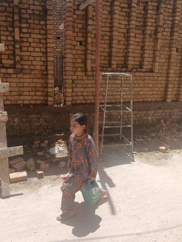 Daily life unfolds in Quetta: construction, children, vendors