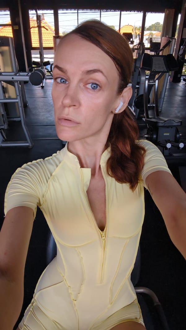 Woman in yellow bodysuit spotted at Mengwi gym