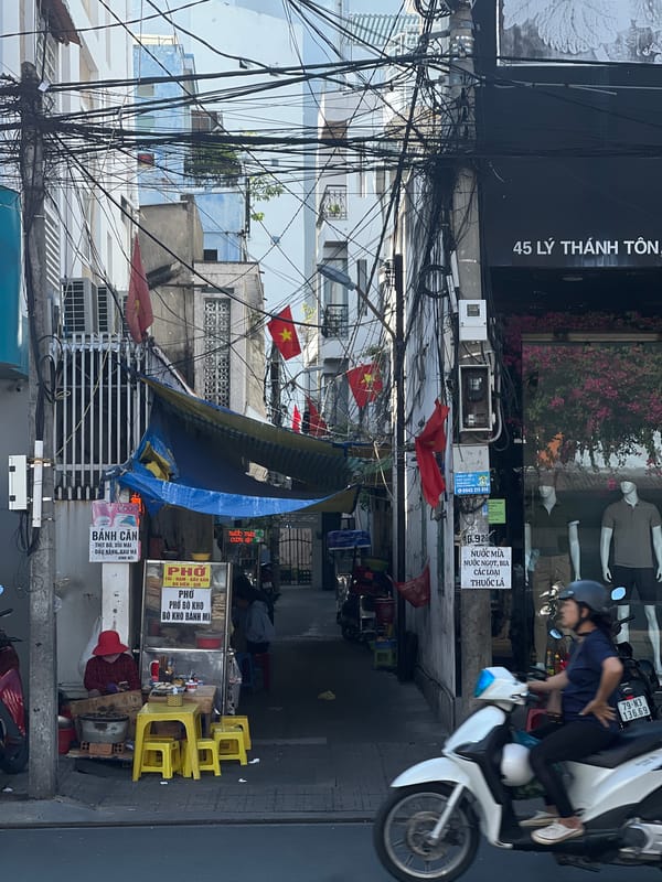 Early morning street scenes documented in Nha Trang Ward