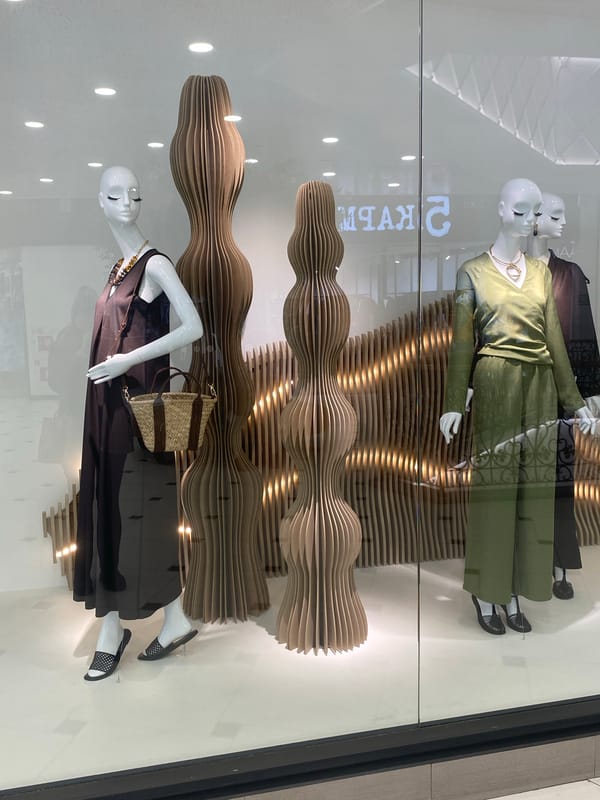 Morning shopping scenes documented in Yekaterinburg retail district