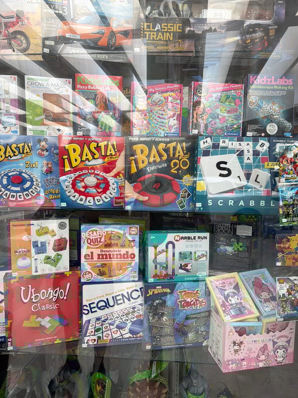 Evening gym sessions and commercial activity documented in Cholula