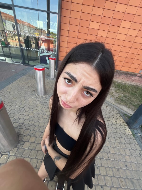 Afternoon out at a Pilsen shopping mall, selfies and all