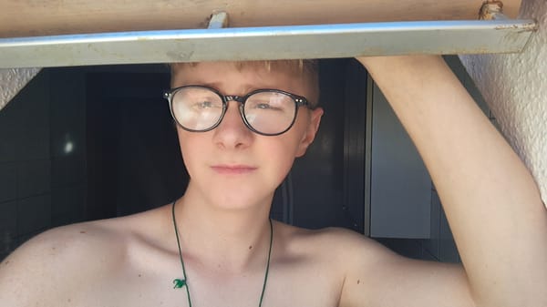 Casual selfie session and random snapshots from a Parchim apartment