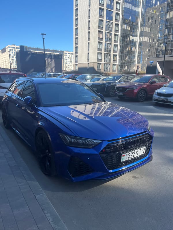 Everyday street scenes captured in Saint Petersburg