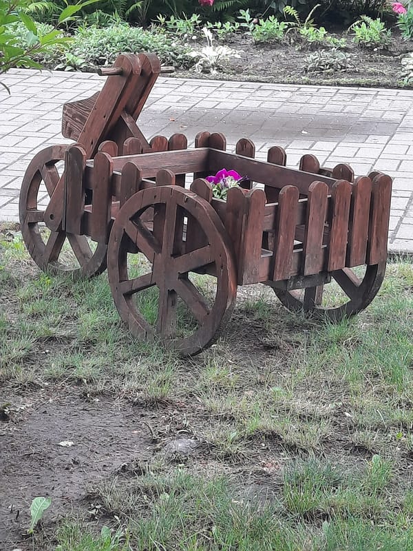 Afternoon stroll documents decorative gardens and local crafts in Sluck