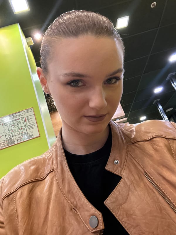 Woman spotted in public building in Sinyavino, Russia