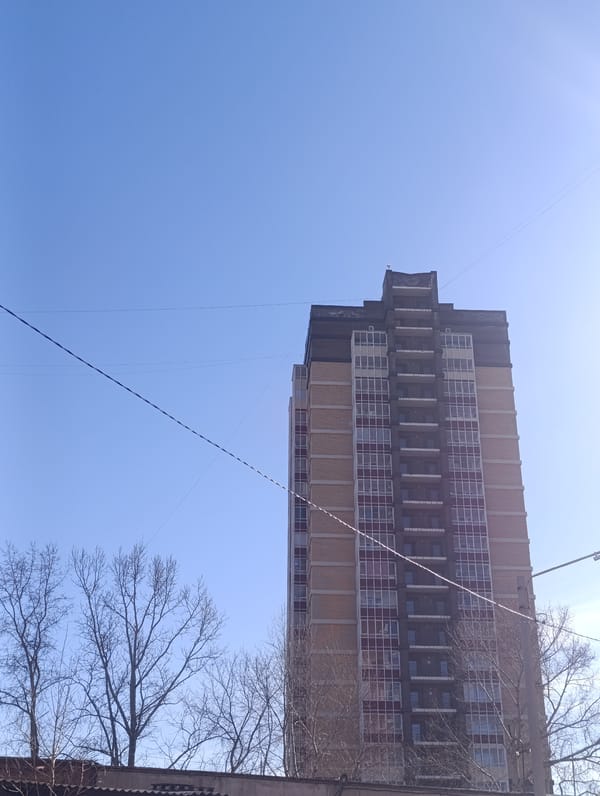 Morning urban scenes documented across Krasnoyarsk residential areas
