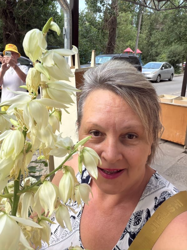 Garden photo session with flowers and selfies