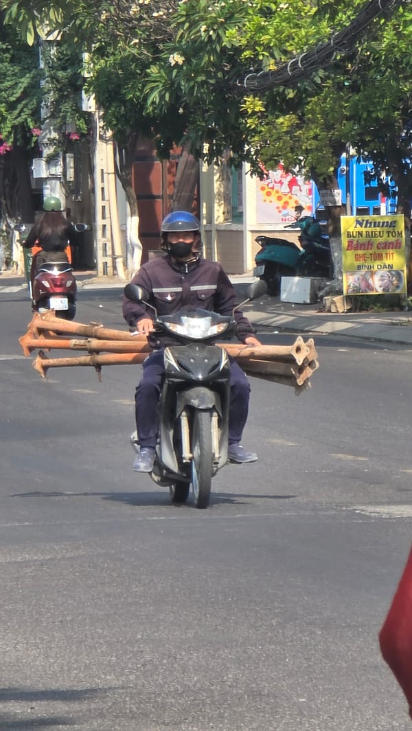 Late-night street life observed in Bắc Nha Trang