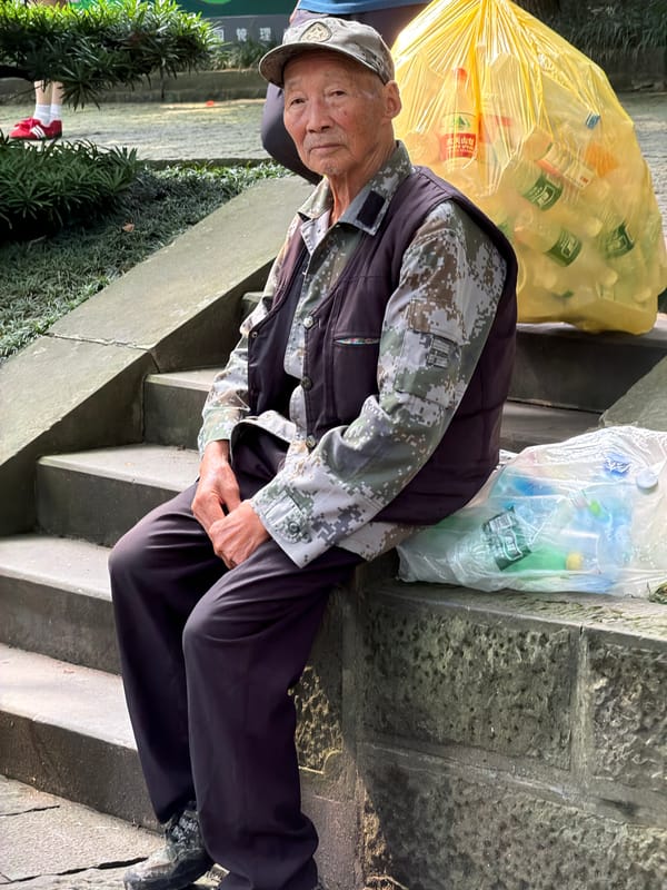Morning gathering at Yuzhong District park draws locals